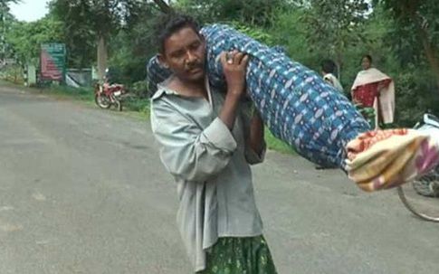 Vác thi thể vợ 10 km từ bệnh viện về nhà