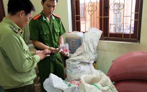 Bắt giữ hơn 1,3 tấn phụ gia Trung Quốc nhập lậu sắp tiêu thụ tại Hà Nội