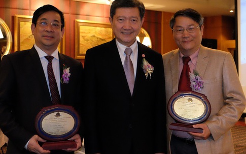 Hai đại diện của Việt Nam được Trường đại học lớn tại Thái Lan vinh danh