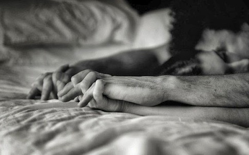 Đỏ mặt vì bạn trai đi đâu cũng khoe chiến tích "chuyện ấy"