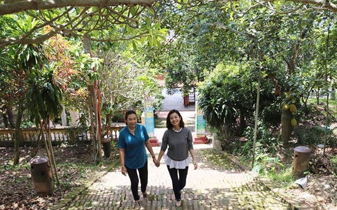 Vợ chồng Jennifer Phạm và mẹ đi chùa cầu bình an