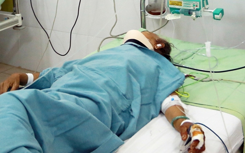 Nhiều người kêu cứu trong ôtô bị tàu hỏa đâm