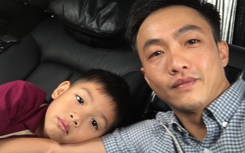 Cường Đôla lái xe đưa con đi học sau khi bị chê mải mê yêu Hạ Vi