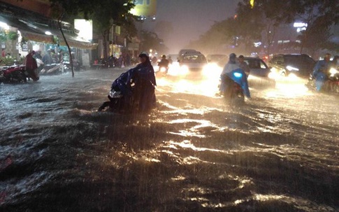 Sài Gòn ngập nặng, giao thông rối loạn