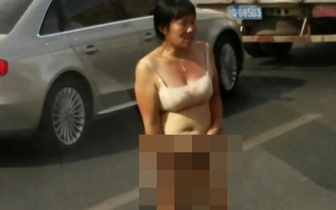Đường phố náo loạn vì người phụ nữ chỉ mặc áo lót, dùng gậy sắt tấn công hàng loạt xe