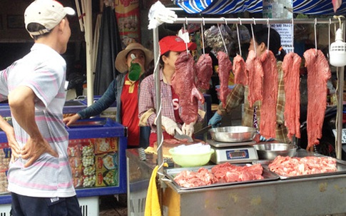 Thịt bò giá rẻ bán đầy chợ và cửa hàng online