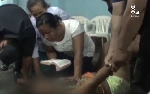 Thiếu nữ lên cơn cuồng loạn khi chơi trò 'quỷ ám' trong nhà thờ