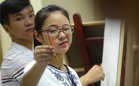 Nữ sinh Kiến trúc nổi đình đám nhờ bức ảnh chụp trong phòng thi