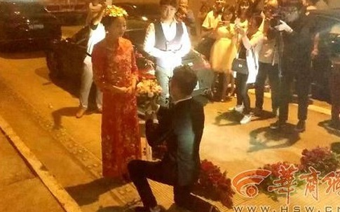Cô dâu, chú rể kết hôn trong hầm cao tốc vì kẹt xe