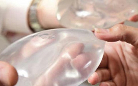 Tiêm silicon dạo, một phụ nữ bị hỏng cả ngực và mặt