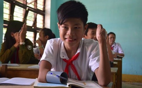 Mất hai bàn tay, cậu bé vẫn học giỏi dù dùng ống nhựa viết bài