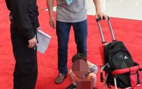 Choáng váng cảnh cha cho con trai ngồi tè ngay trên thảm đỏ trung tâm hội nghị quốc tế