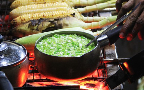 Người Sài Gòn 'bốc số' chờ cả giờ để ăn bắp nướng