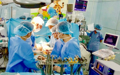 Bất thường tĩnh mạch rốn khi chào đời tình cờ cứu sống bé 7 tuổi