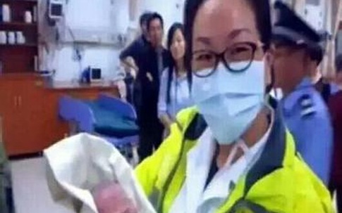 Nghẹt thở giây phút cứu mạng bé sơ sinh bị mẹ vứt trong bồn cầu ở bệnh viện