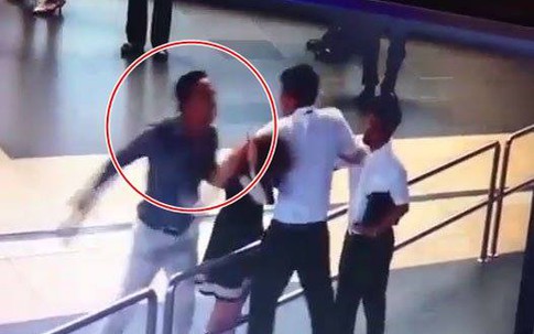 Khách nam đánh nữ nhân viên sân bay: "Mình là đàn ông sống phải đàng hoàng..."