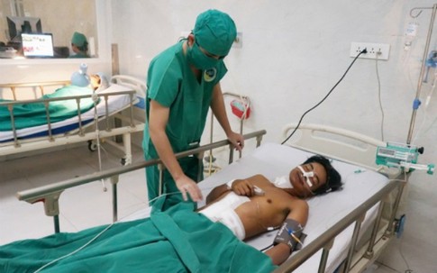 Cứu sống người thợ bị lưỡi cưa cắt xả bụng