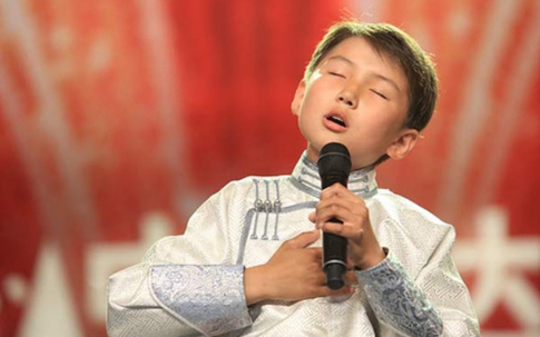 Chuyện ít người biết của cậu bé Mông Cổ hát về mẹ từng khiến hàng triệu người bật khóc