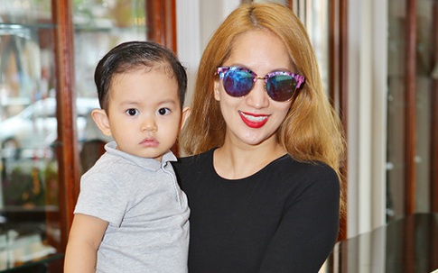 Khánh Thi bế con trai cưng đi họp báo