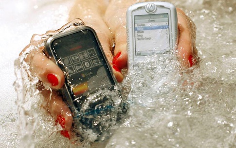 Vì sao hầu hết smartphone Nhật đều có thể chống nước?