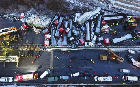56 xe tải đâm liên hoàn ở Trung Quốc, 17 người thiệt mạng