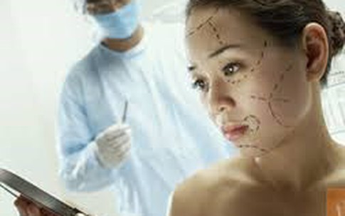 Mặt sưng vù, chảy dịch vì thẩm mỹ cho đúng phong thuỷ