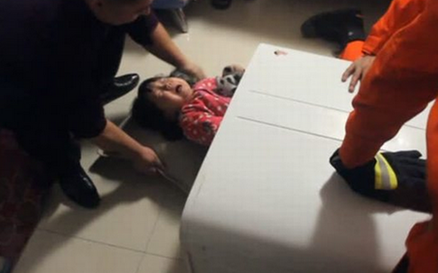 Bé gái Trung Quốc 2 tuổi bị kẹt trong máy giặt