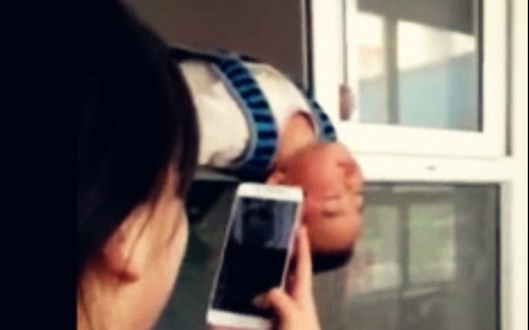 Trẻ bị cô giáo 'vắt' lên cửa sổ vì tội ngủ dậy muộn