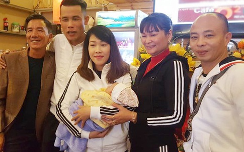 Vợ chồng Hiệp Gà ăn mừng con trai tròn 1 tháng tuổi