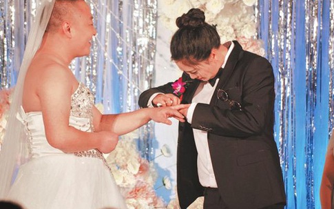 Chú rể mặc váy cưới, cô dâu mặc vest trong đám cưới