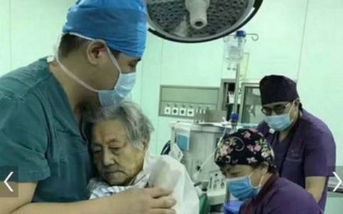 Ôm bệnh nhân 102 tuổi suốt ca phẫu thuật, bác sĩ Trung Quốc gây xúc động mạnh