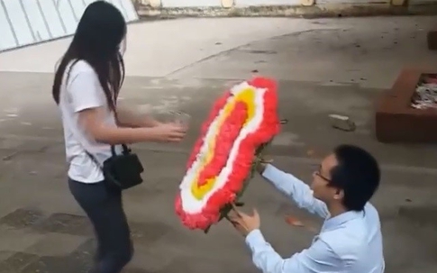 Cô gái tức giận bỏ đi khi được cầu hôn bằng... vòng hoa