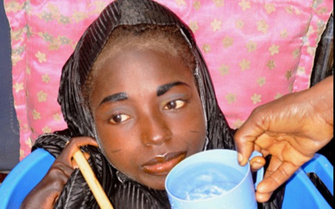 Cái kết đau lòng của cô gái Nigeria sống trong chậu nhựa