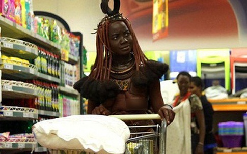 Cô gái bộ lạc châu Phi thả ngực trần đi siêu thị