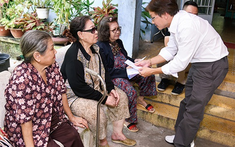 Gia đình Minh Thuận trao quà cho nghệ sĩ già neo đơn