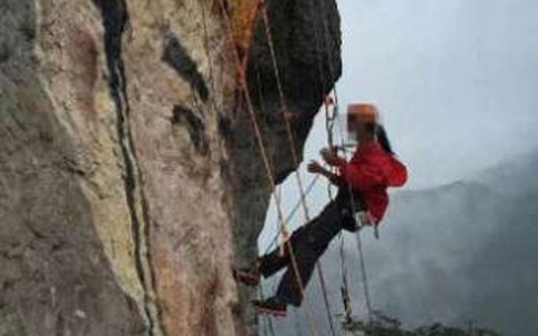 'Người nhện’ vẽ tranh trên vách núi tỏ tình với bạn trai