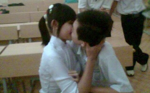 Nam sinh cấp hai chui đầu vào áo bạn nữ và nỗi lo của cha mẹ