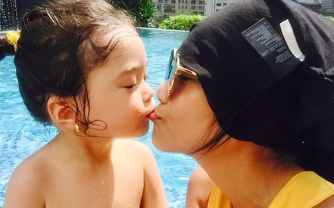 Con gái Đoan Trang hôn mẹ nồng nhiệt