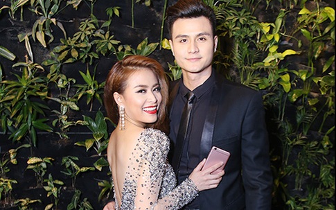 Hoàng Thùy Linh nép sát vào Vĩnh Thụy trong sự kiện