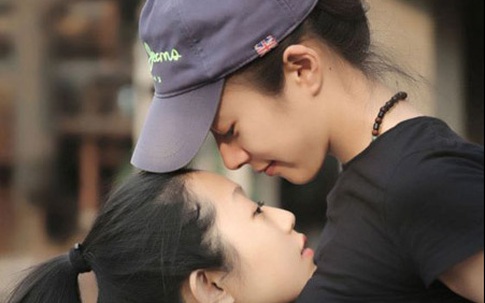 Cuộc sống hai mặt của cô gái vừa lấy chồng, vừa cưới bạn gái