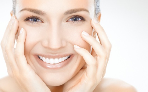 Chuyên gia thẩm mỹ nói gì về bí quyết “Nhịn cười giúp ngăn ngừa nếp nhăn”?