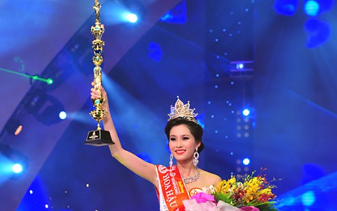 Tiết lộ danh tính người thay Kỳ Duyên trao vương miện cho Hoa hậu Việt Nam 2016
