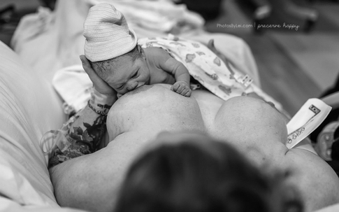 Hình ảnh bé mới sinh tự "bò" trên ngực mẹ để tìm ti gây xúc động