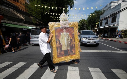 Đoàn xe đưa linh cữu quốc vương Thái Lan về tới Hoàng cung