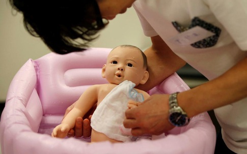 Đàn ông Nhật Bản học cách chăm em bé để thoát cảnh ế vợ