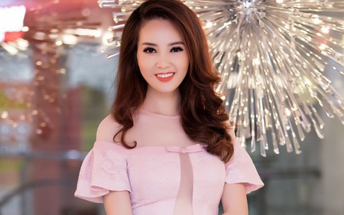 Những bộ váy thanh lịch của Á hậu Thụy Vân