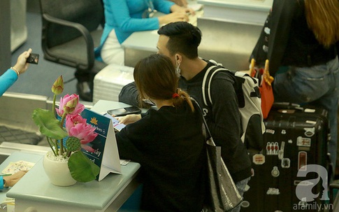 Trấn Thành - Hari Won đeo khẩu trang, tay trong tay hạnh phúc ở sân bay