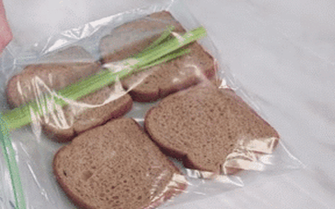 4 mẹo “tái sinh” ổ bánh mì ỉu xìu thành nóng giòn như mới ra lò