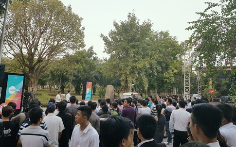 Mang chăn gối ngủ qua đêm chờ xếp hàng mua nhà