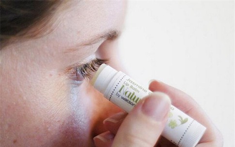 Cứ bôi son dưỡng môi lên lông mi và mái tóc rồi bạn sẽ hiểu và nghiện luôn đấy